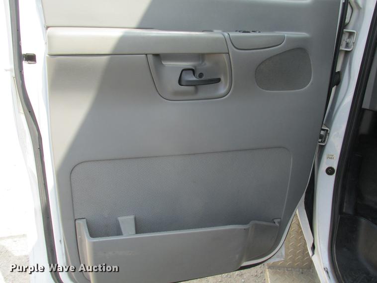 image for item DE3688 2004 Ford E350 Super Duty shuttle bus