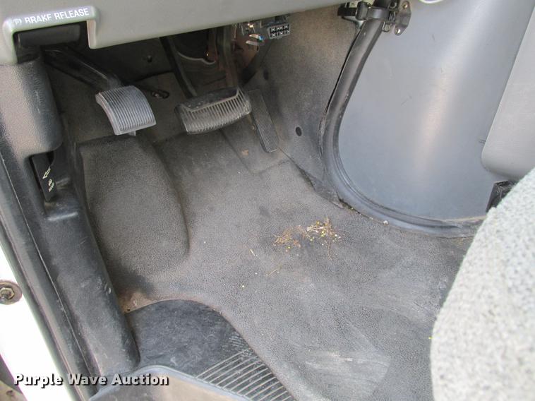 image for item DE3688 2004 Ford E350 Super Duty shuttle bus