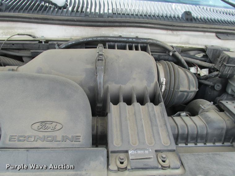 image for item DE3688 2004 Ford E350 Super Duty shuttle bus