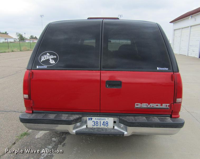 image for item DE6826 1999 Chevrolet Suburban 1500 SUV