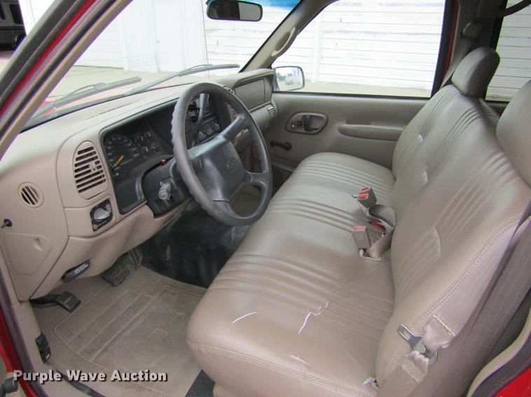 image for item DE6826 1999 Chevrolet Suburban 1500 SUV