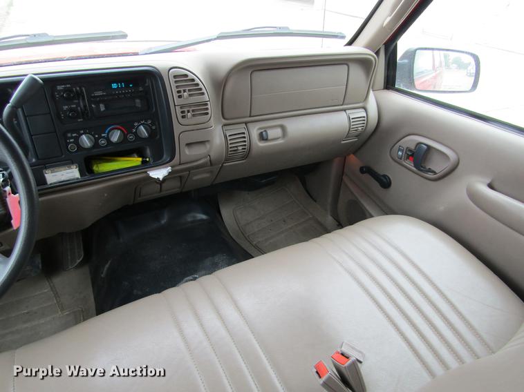 image for item DE6826 1999 Chevrolet Suburban 1500 SUV