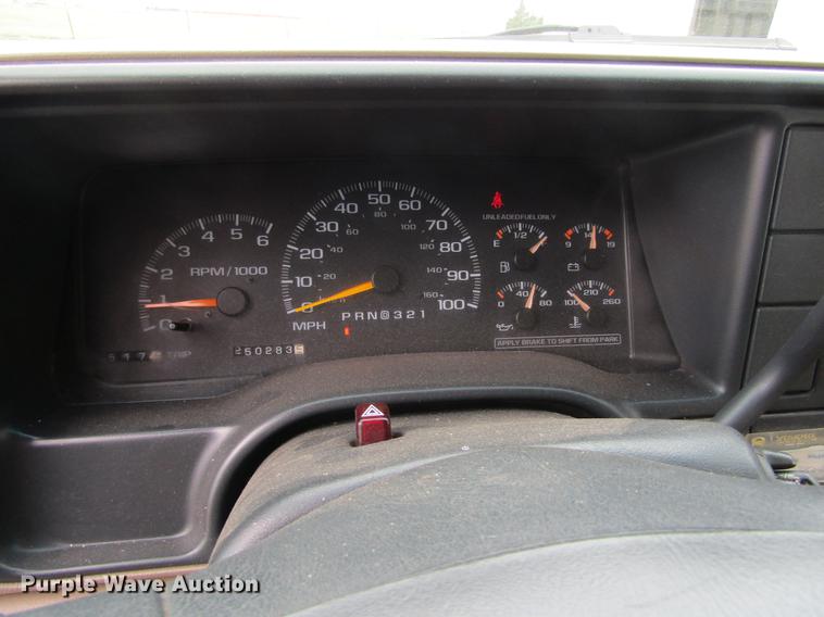 image for item DE6826 1999 Chevrolet Suburban 1500 SUV