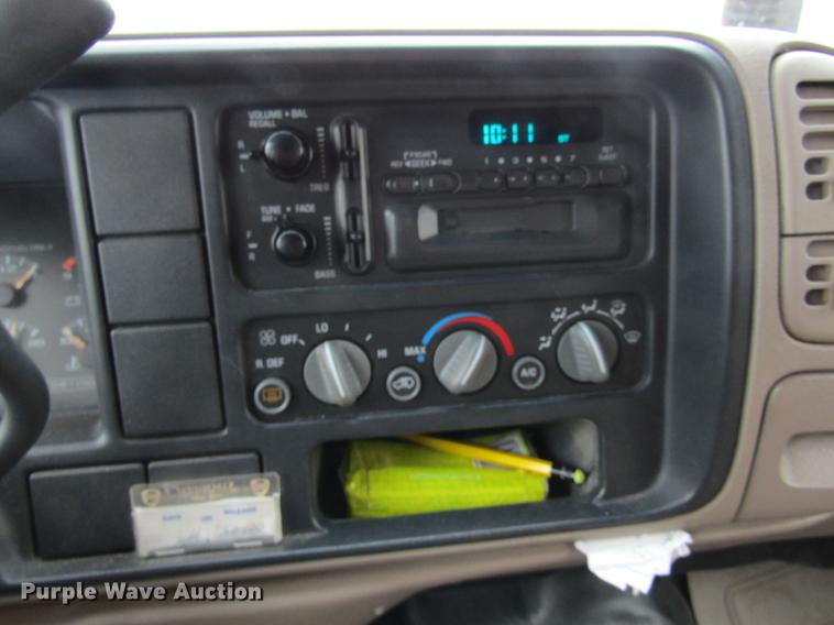 image for item DE6826 1999 Chevrolet Suburban 1500 SUV