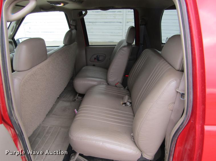 image for item DE6826 1999 Chevrolet Suburban 1500 SUV