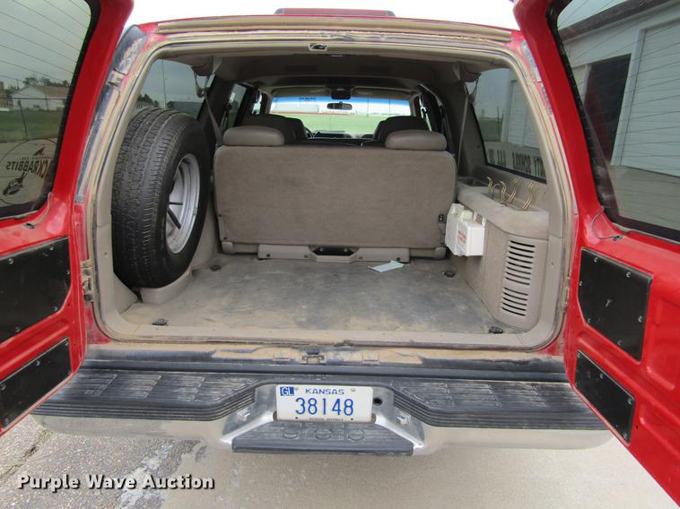 image for item DE6826 1999 Chevrolet Suburban 1500 SUV