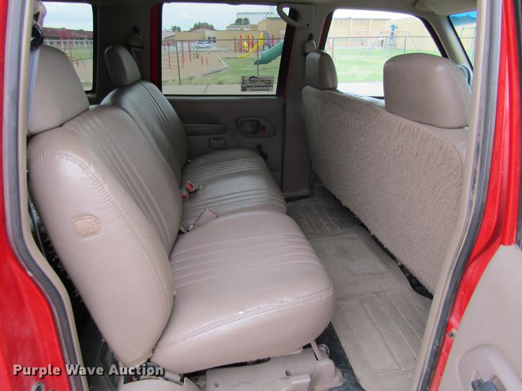 image for item DE6826 1999 Chevrolet Suburban 1500 SUV