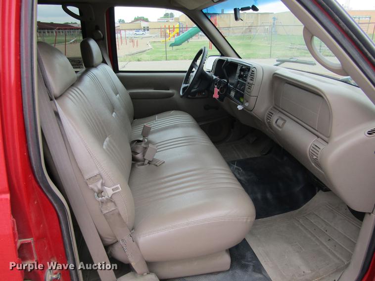 image for item DE6826 1999 Chevrolet Suburban 1500 SUV