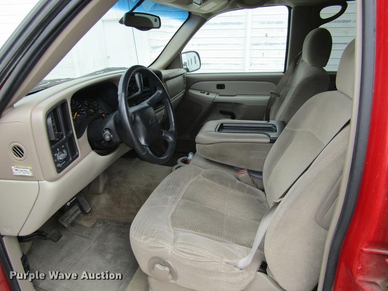 image for item DE6828 2001 Chevrolet Suburban 1500 LS SUV