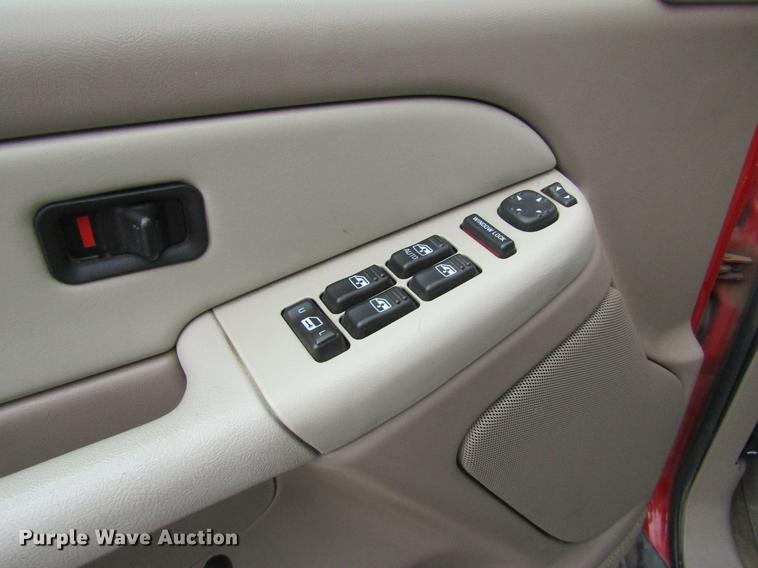 image for item DE6828 2001 Chevrolet Suburban 1500 LS SUV