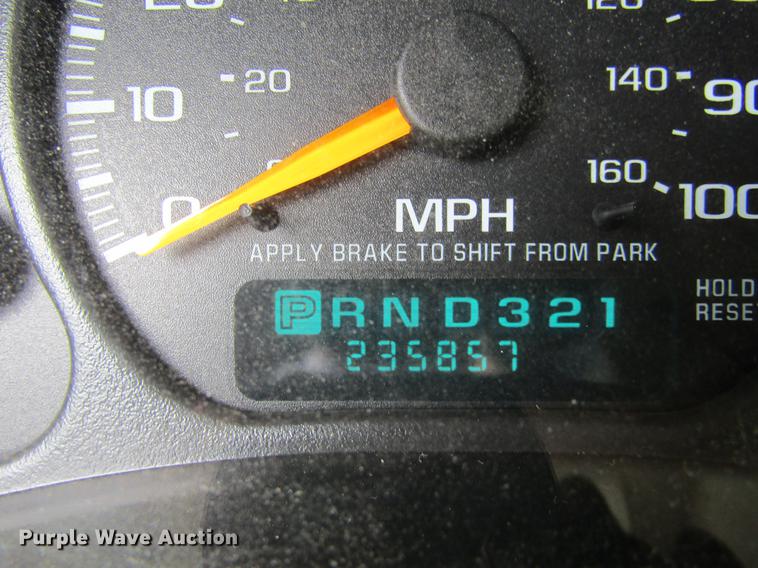 image for item DE6828 2001 Chevrolet Suburban 1500 LS SUV