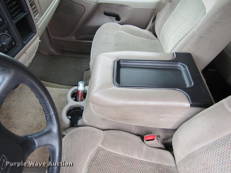 image for item DE6828 2001 Chevrolet Suburban 1500 LS SUV