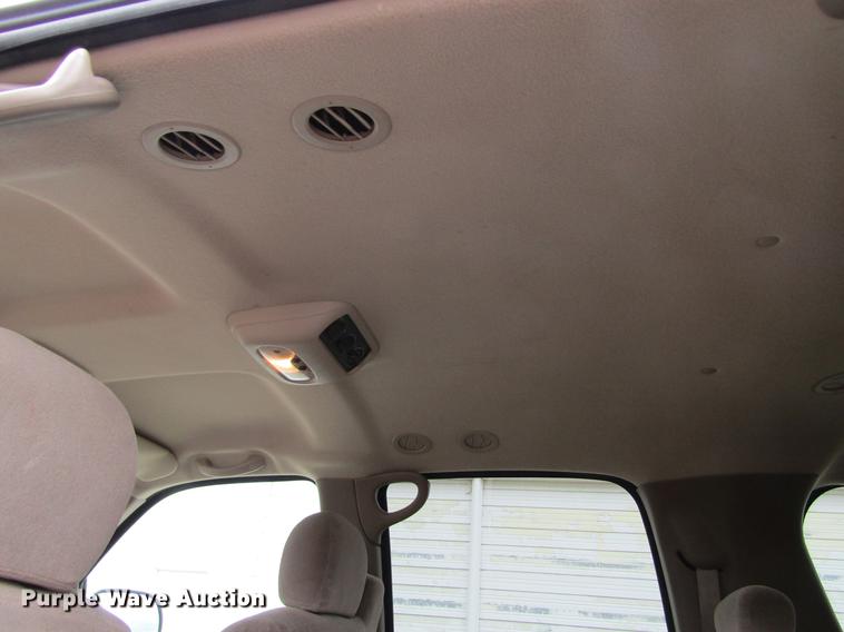 image for item DE6828 2001 Chevrolet Suburban 1500 LS SUV