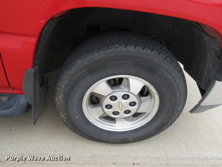 image for item DE6828 2001 Chevrolet Suburban 1500 LS SUV