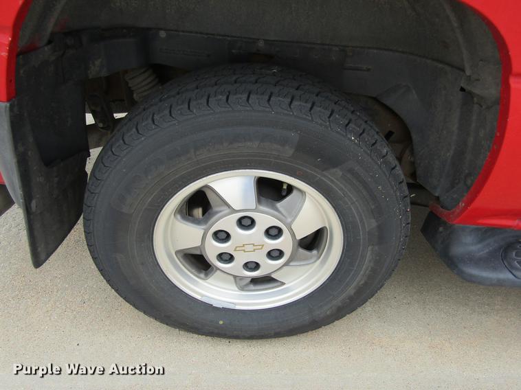 image for item DE6828 2001 Chevrolet Suburban 1500 LS SUV