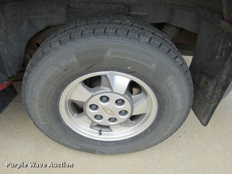 image for item DE6828 2001 Chevrolet Suburban 1500 LS SUV