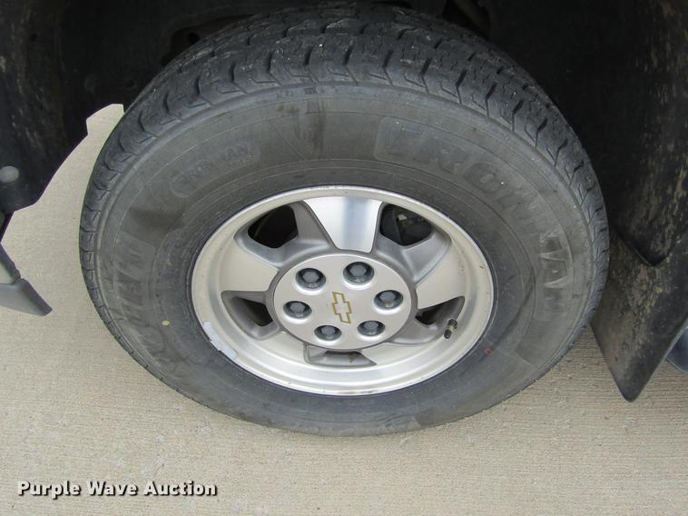 image for item DE6828 2001 Chevrolet Suburban 1500 LS SUV