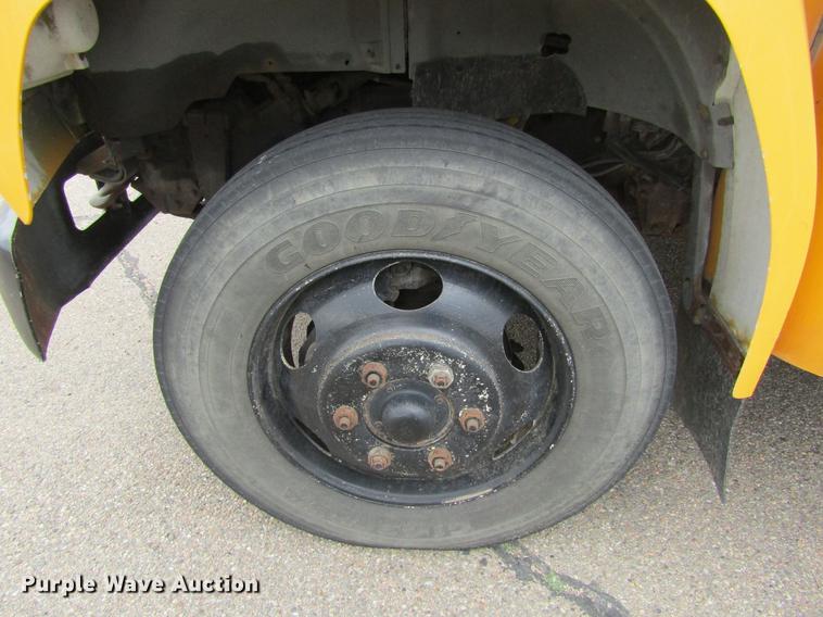 image for item DE6829 1994 Ford B700 Blue Bird school bus