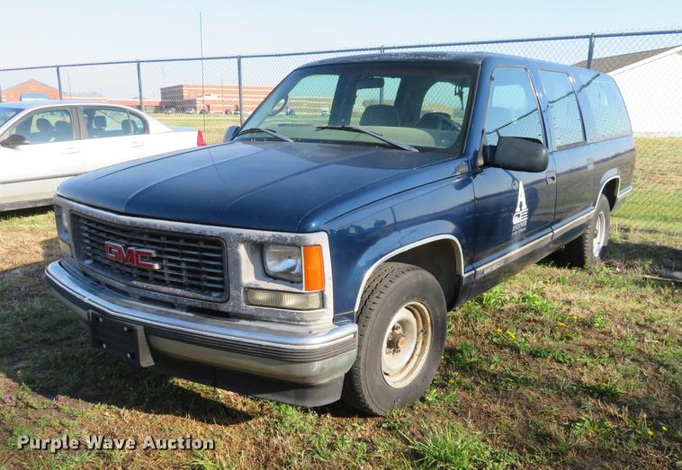 image for item EJ9545 1999 GMC Suburban 1500 SUV