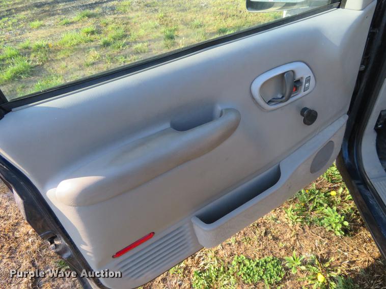 image for item EJ9545 1999 GMC Suburban 1500 SUV