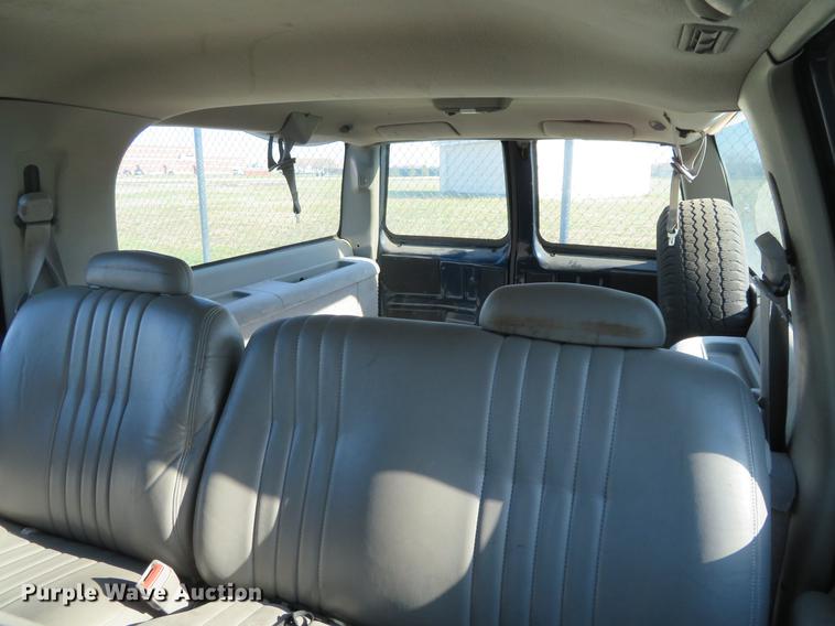 image for item EJ9545 1999 GMC Suburban 1500 SUV