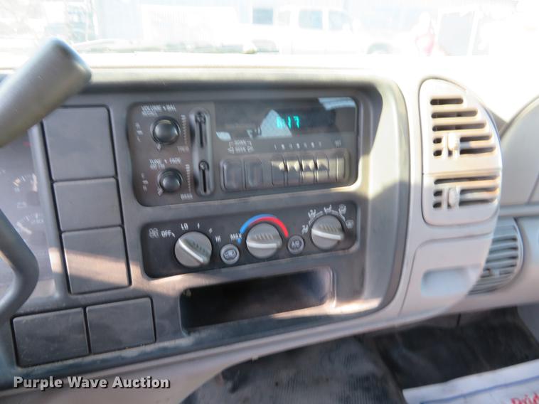 image for item EJ9545 1999 GMC Suburban 1500 SUV