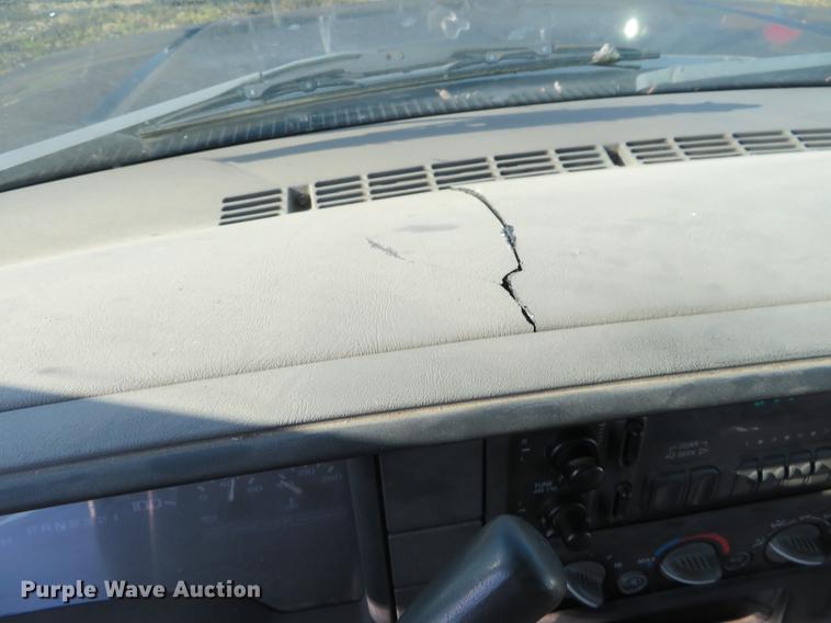 image for item EJ9545 1999 GMC Suburban 1500 SUV