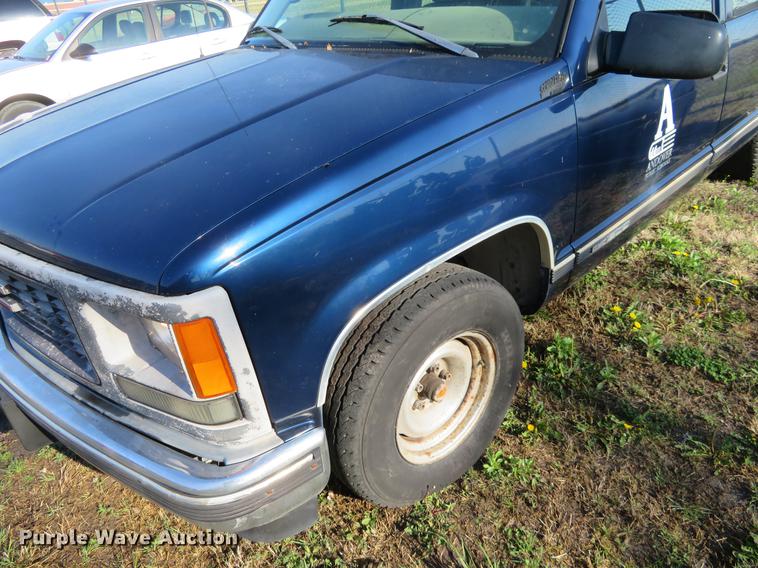 image for item EJ9545 1999 GMC Suburban 1500 SUV