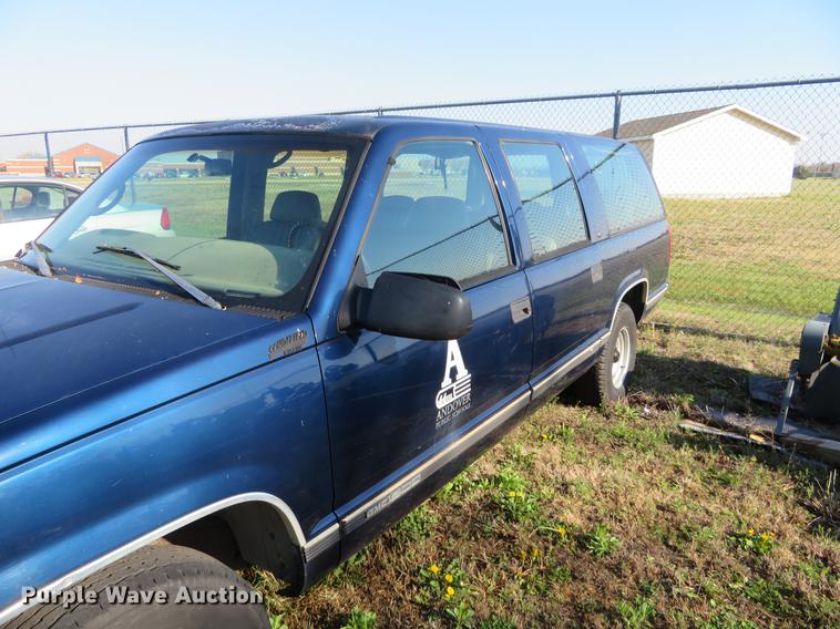 image for item EJ9545 1999 GMC Suburban 1500 SUV