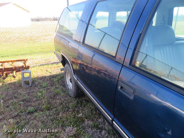 image for item EJ9545 1999 GMC Suburban 1500 SUV