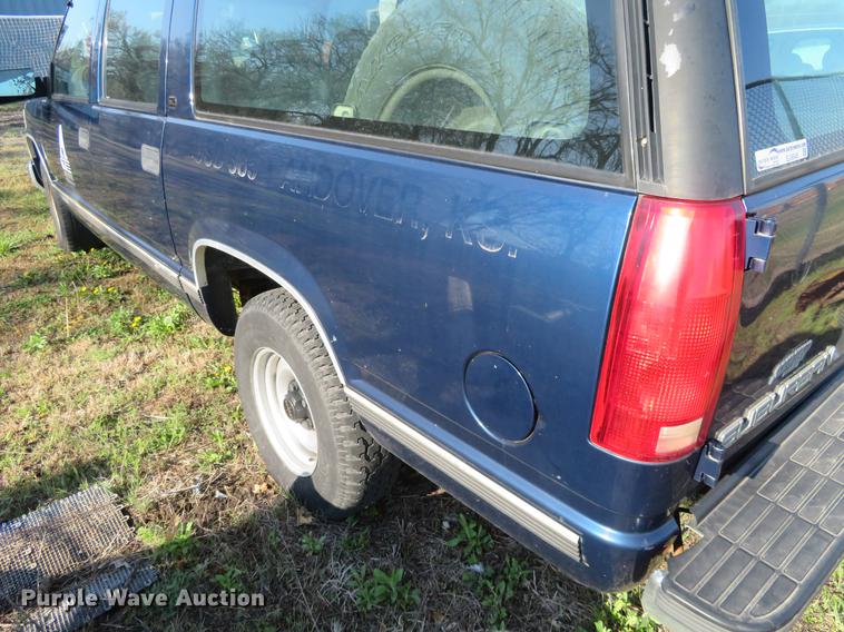 image for item EJ9545 1999 GMC Suburban 1500 SUV
