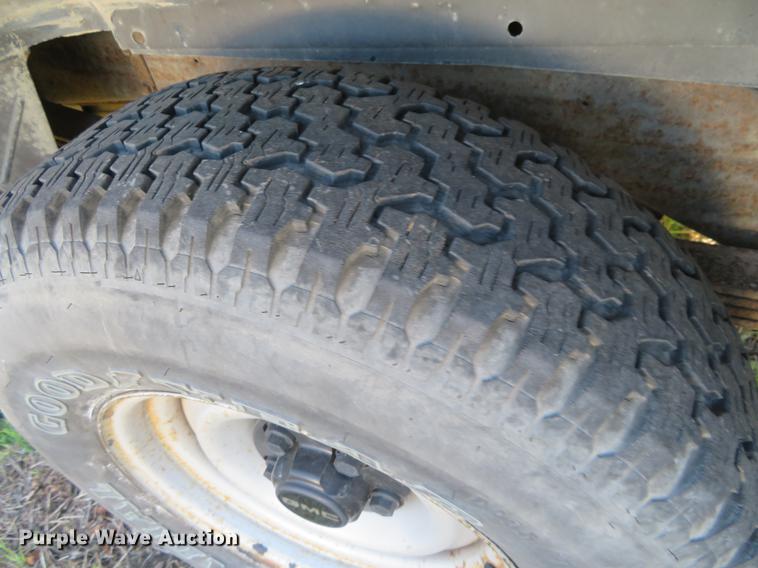 image for item EJ9545 1999 GMC Suburban 1500 SUV