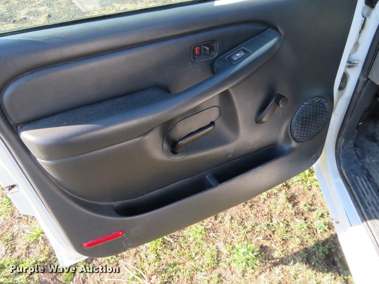 image for item EJ9550 2001 Chevrolet Suburban C1500 SUV