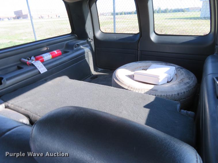 image for item EJ9550 2001 Chevrolet Suburban C1500 SUV