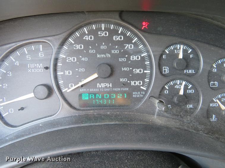 image for item EJ9550 2001 Chevrolet Suburban C1500 SUV