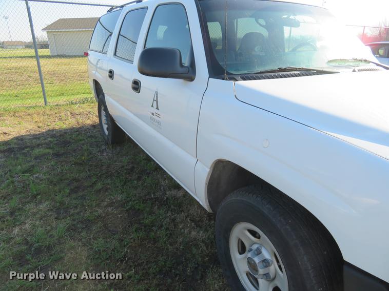 image for item EJ9550 2001 Chevrolet Suburban C1500 SUV