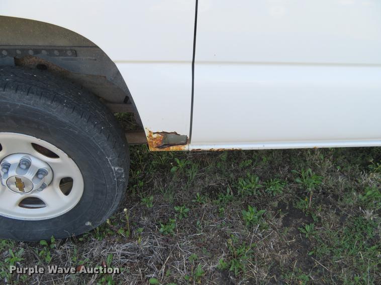 image for item EJ9550 2001 Chevrolet Suburban C1500 SUV