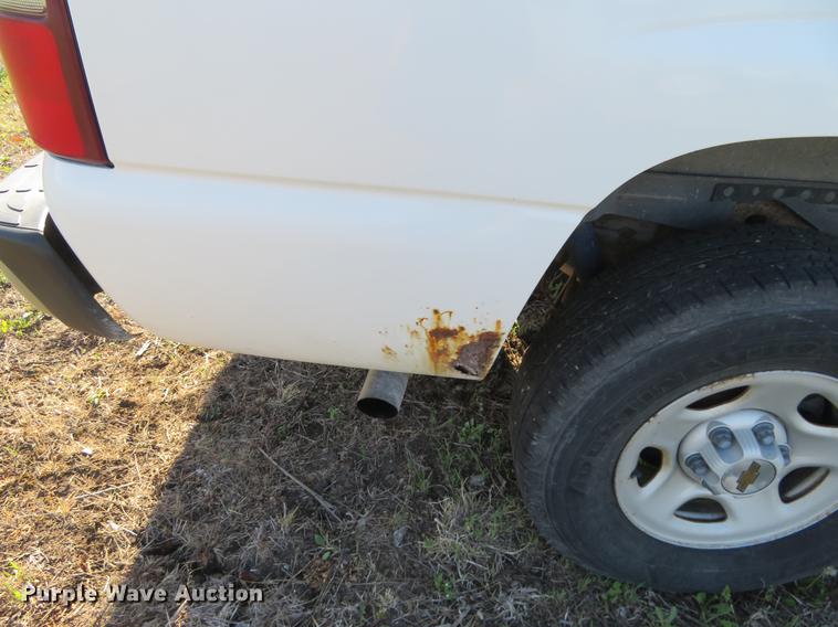 image for item EJ9550 2001 Chevrolet Suburban C1500 SUV