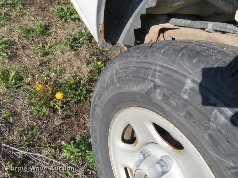 image for item EJ9550 2001 Chevrolet Suburban C1500 SUV