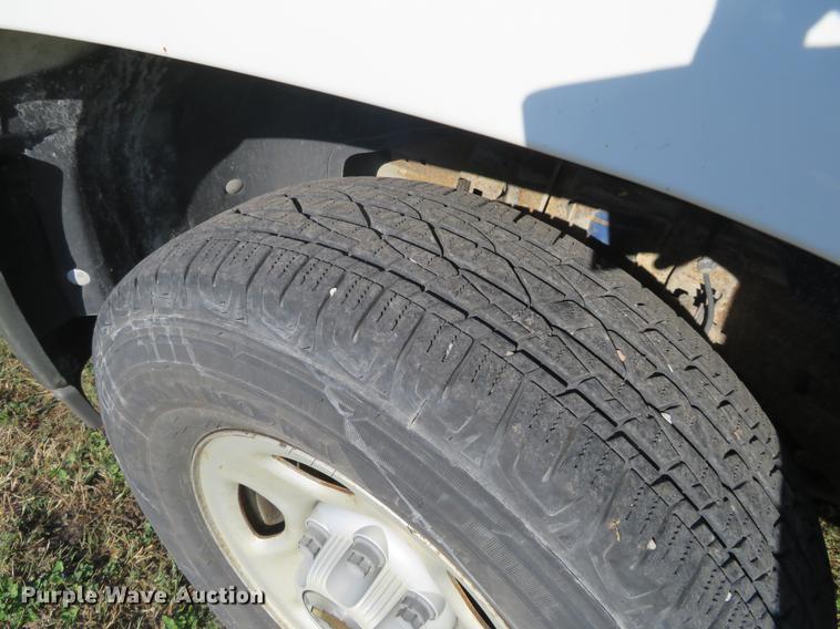 image for item EJ9550 2001 Chevrolet Suburban C1500 SUV