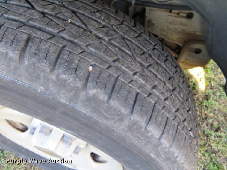 image for item EJ9550 2001 Chevrolet Suburban C1500 SUV