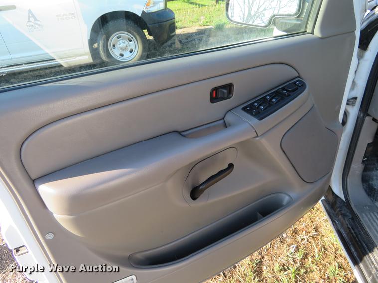 image for item EJ9551 2006 Chevrolet Suburban 1500 SUV