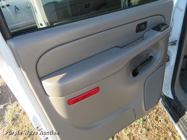 image for item EJ9551 2006 Chevrolet Suburban 1500 SUV