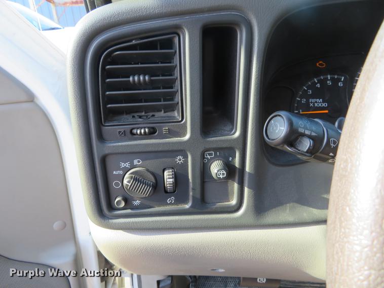 image for item EJ9551 2006 Chevrolet Suburban 1500 SUV