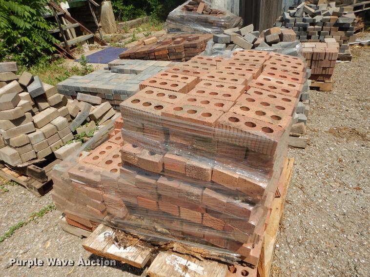 image for item EQ9978 Approximately 750 core bricks
