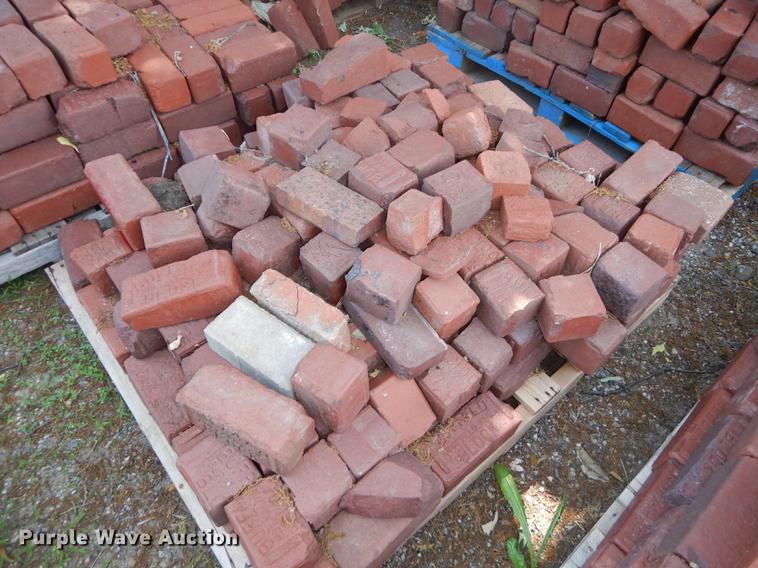 image for item EQ9981 Approximately 1,100 Buffalo bricks