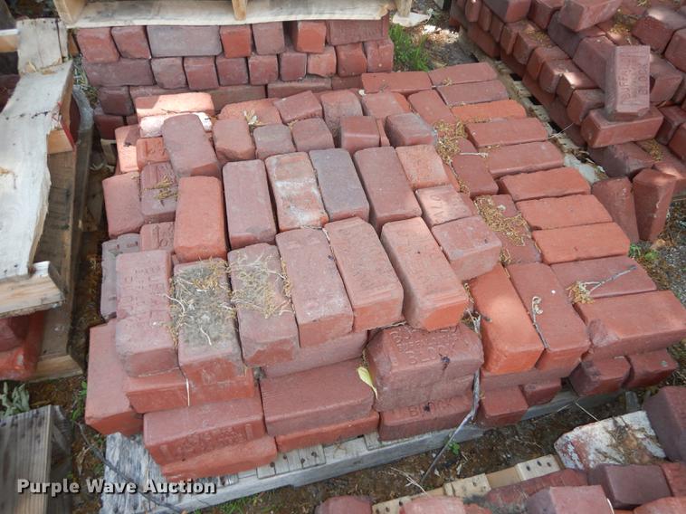 image for item EQ9981 Approximately 1,100 Buffalo bricks