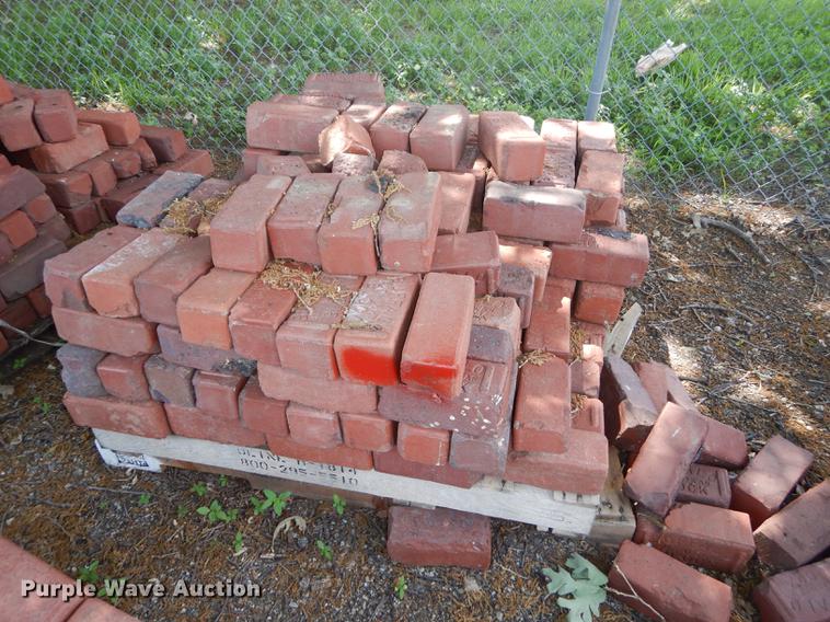 image for item EQ9981 Approximately 1,100 Buffalo bricks