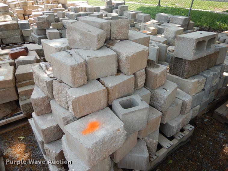 image for item EQ9983 Approximately 1,000 landscape retaining wall blocks