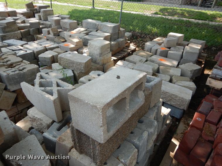 image for item EQ9983 Approximately 1,000 landscape retaining wall blocks